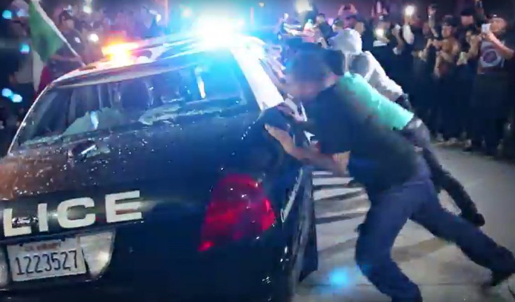 Centenas de pessoas protestaram nas ruas de Costa Mesa, na Califórnia, contra o empresário Donald Trump, que está na disputa para representar o Partido Republicano nas eleições presidenciais nos Estados Unidos, em novembro deste ano; comunidades de imigrantes se opõem à candidatura de Trump por temerem que, se eleito, ele adote políticas mais duras contra a permanência de estrangeiros no país; manifestantes bloquearam ruas e danificaram pelo menos um carro da polícia; vinte pessoas foram presas (Foto: Paulo Emílio) Centenas de pessoas protestaram nas ruas de Costa Mesa, na Califórnia, contra o empresário Donald Trump, que está na disputa para representar o Partido Republicano nas eleições presidenciais nos Estados Unidos, em novembro deste ano; comunidades de imigrantes se opõem à candidatura de Trump por temerem que, se eleito, ele adote políticas mais duras contra a permanência de estrangeiros no país; manifestantes bloquearam ruas e danificaram pelo menos um carro da polícia; vinte pessoas foram presas