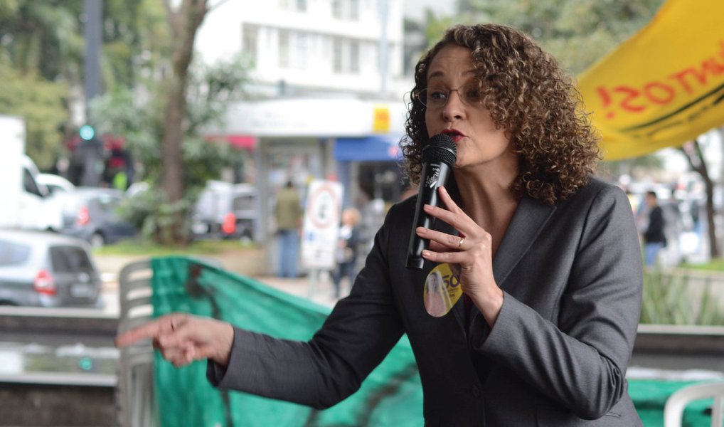 A Executiva Nacional e a bancada do PSOL no Congresso emitiram uma nota contestando declarações de Luciana Genro, ex-candidato a presidente pelo partido, de que não há uma tentativa de golpe em curso no país. Na nota, o PSOL afirma que Luciana "fala em nome próprio"; "As últimas atitudes do juiz Sergio Moro representam claro uso político da Justiça e comprometem o trabalho desenvolvido pela Operação Lava Jato. Atitudes que possuem objetivos midiáticos rompem regras democráticas básicas e favorecem a estratégia de um golpe institucional", diz a nota (Foto: Valter Lima) A Executiva Nacional e a bancada do PSOL no Congresso emitiram uma nota contestando declarações de Luciana Genro, ex-candidato a presidente pelo partido, de que não há uma tentativa de golpe em curso no país. Na nota, o PSOL afirma que Luciana "fala em nome próprio"; "As últimas atitudes do juiz Sergio Moro representam claro uso político da Justiça e comprometem o trabalho desenvolvido pela Operação Lava Jato. Atitudes que possuem objetivos midiáticos rompem regras democráticas básicas e favorecem a estratégia de um golpe institucional", diz a nota