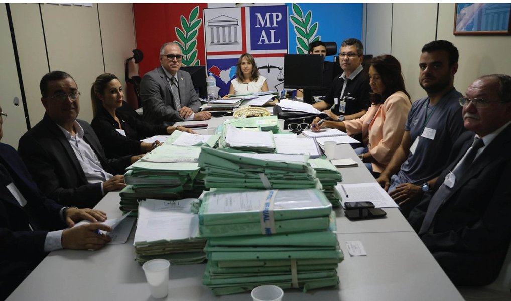 Membros do Ministério Público de Alagoas iniciaram as discussões em reunião com representantes do Ministério Público Federal, Agência de Defesa e Inspeção Agropecuária de Alagoas, Instituto do Meio Ambiente (IMA) e Conselho Regional de Engenharia e Agronomia do Estado de Alagoas (Crea-AL); é que há uma grande preocupação com o uso indiscriminado dos defensivos agrícolas após a realização das quatro primeiras etapas da Fiscalização Preventiva Integrada da Bacia Hidrográfica do Rio São Francisco (FPI do São Francisco) (Foto: Voney Malta) Membros do Ministério Público de Alagoas iniciaram as discussões em reunião com representantes do Ministério Público Federal, Agência de Defesa e Inspeção Agropecuária de Alagoas, Instituto do Meio Ambiente (IMA) e Conselho Regional de Engenharia e Agronomia do Estado de Alagoas (Crea-AL); é que há uma grande preocupação com o uso indiscriminado dos defensivos agrícolas após a realização das quatro primeiras etapas da Fiscalização Preventiva Integrada da Bacia Hidrográfica do Rio São Francisco (FPI do São Francisco)