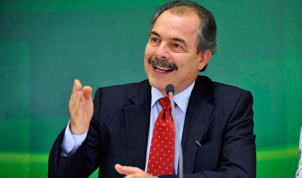 O ministro Aloízio Mercadante, da Educação, defendeu a democracia e falou sobre o momento político do país; o discurso foi feito durante cerimônia de posse de reitores em Brasília nesta quarta-feira (20); "O que estamos vivendo é um golpe político, não tem base jurídica. O tempo vai desmoronando e desnudando o golpe. A imprensa internacional tem mostrado que é um golpe", afirmou (Foto: Valter Lima) O ministro Aloízio Mercadante, da Educação, defendeu a democracia e falou sobre o momento político do país; o discurso foi feito durante cerimônia de posse de reitores em Brasília nesta quarta-feira (20); "O que estamos vivendo é um golpe político, não tem base jurídica. O tempo vai desmoronando e desnudando o golpe. A imprensa internacional tem mostrado que é um golpe", afirmou