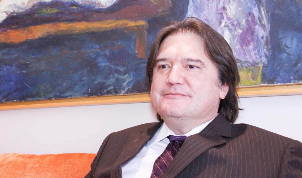 O jurista Pedro Serrano , autor de um parecer de cerca de 50 páginas, encomendado pelo PT, em que argumenta não haver “nenhum fundamento para dizer que há crime de responsabilidade” contra Dilma, diz que se o processo redundar definitivamente no afastamento de Dilma, o país estará “diante de uma medida de exceção, a exemplo do que houve em Honduras e no Paraguai”; os presidentes de Honduras, Manuel Zelaya, e do Paraguai, Fernando Lugo, foram depostos de seus cargos em 2009 e 2012, respectivamente (Foto: Valter Lima) O jurista Pedro Serrano , autor de um parecer de cerca de 50 páginas, encomendado pelo PT, em que argumenta não haver “nenhum fundamento para dizer que há crime de responsabilidade” contra Dilma, diz que se o processo redundar definitivamente no afastamento de Dilma, o país estará “diante de uma medida de exceção, a exemplo do que houve em Honduras e no Paraguai”; os presidentes de Honduras, Manuel Zelaya, e do Paraguai, Fernando Lugo, foram depostos de seus cargos em 2009 e 2012, respectivamente