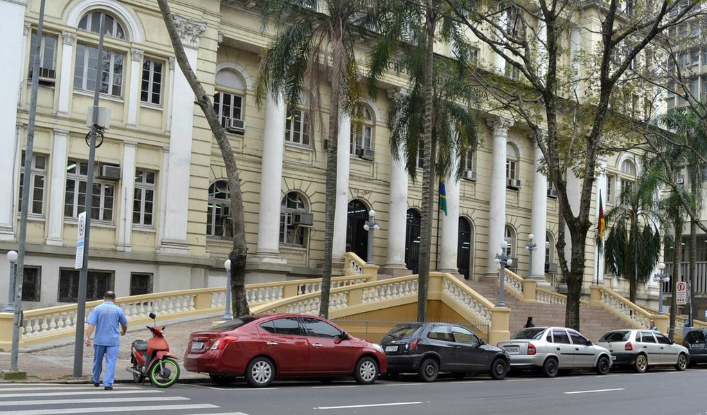 Com o crédito de mais duas faixas salariais, de R$ 350,00 e R$ 400,00 cada uma, o governo estadual irá complementar a folha do mês de abril para 70% dos servidores vinculados ao Poder Executivo; com mais estes depósitos, a Secretaria da Fazenda consegue quitar os salários para os funcionários com rendimento líquido de até R$ 3.050,00; os valores estarão disponíveis logo na abertura do expediente bancário; para efetuar o repasse de mais R$ 750,00, foram necessários cerca de R$ 95 milhões (Foto: Leonardo Lucena) Com o crédito de mais duas faixas salariais, de R$ 350,00 e R$ 400,00 cada uma, o governo estadual irá complementar a folha do mês de abril para 70% dos servidores vinculados ao Poder Executivo; com mais estes depósitos, a Secretaria da Fazenda consegue quitar os salários para os funcionários com rendimento líquido de até R$ 3.050,00; os valores estarão disponíveis logo na abertura do expediente bancário; para efetuar o repasse de mais R$ 750,00, foram necessários cerca de R$ 95 milhões