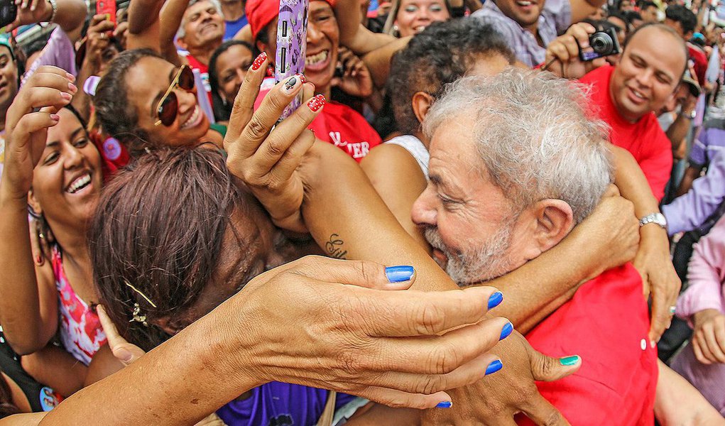 Sociólogo Emir Sader recorda a tradição de ex-presidentes de se referirem de maneira pejorativa ao povo brasileiro, como João Figueiredo, que preferia o "cheiro de cavalo" ao cheiro do povo, ou Fernando Henrique Cardoso, que chamou os aposentados de "vagabundos"; a prática foi quebrada, conta ele, com a ascensão de Lula ao governo: "Lula contribuiu como ninguém para elevar a autoestima dos brasileiros"; "Além disso, o sucesso dentro do Brasil e no plano internacional, do seu governo, como líder mundial na luta contra a fome e as desigualdades sociais, recuperou a imagem do país para os próprios brasileiros, acostumados a descrer do seu país", avalia; para Sader, a direita tenta derrubar Lula porque sabe que ele "recorda o melhor momento vivido pela história do Brasil e pelos brasileiros" (Foto: Emir Sader) Sociólogo Emir Sader recorda a tradição de ex-presidentes de se referirem de maneira pejorativa ao povo brasileiro, como João Figueiredo, que preferia o "cheiro de cavalo" ao cheiro do povo, ou Fernando Henrique Cardoso, que chamou os aposentados de "vagabundos"; a prática foi quebrada, conta ele, com a ascensão de Lula ao governo: "Lula contribuiu como ninguém para elevar a autoestima dos brasileiros"; "Além disso, o sucesso dentro do Brasil e no plano internacional, do seu governo, como líder mundial na luta contra a fome e as desigualdades sociais, recuperou a imagem do país para os próprios brasileiros, acostumados a descrer do seu país", avalia; para Sader, a direita tenta derrubar Lula porque sabe que ele "recorda o melhor momento vivido pela história do Brasil e pelos brasileiros"