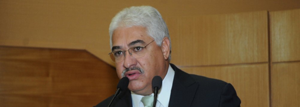 Mesmo com uma prática considerada de “menor gravidade”, o deputado estadual Zezinho Guimarães (PMDB) foi cassado ontem, por unanimidade, pelo Tribunal Regional Eleitoral de Sergipe por uso irregular das verbas de subvenção da Assembleia Legislativa em 2014; o fato considerado decisivo para que o relator, juiz Fernando Escrivani Stefaniu, votasse pela perda do mandato foi o pagamento (em cheque) feito por uma das entidades beneficiadas pela subvenção de Zezinho no valor de R$ 20 mil para dois funcionários do gabinete do parlamentar (Foto: Valter Lima) Mesmo com uma prática considerada de “menor gravidade”, o deputado estadual Zezinho Guimarães (PMDB) foi cassado ontem, por unanimidade, pelo Tribunal Regional Eleitoral de Sergipe por uso irregular das verbas de subvenção da Assembleia Legislativa em 2014; o fato considerado decisivo para que o relator, juiz Fernando Escrivani Stefaniu, votasse pela perda do mandato foi o pagamento (em cheque) feito por uma das entidades beneficiadas pela subvenção de Zezinho no valor de R$ 20 mil para dois funcionários do gabinete do parlamentar