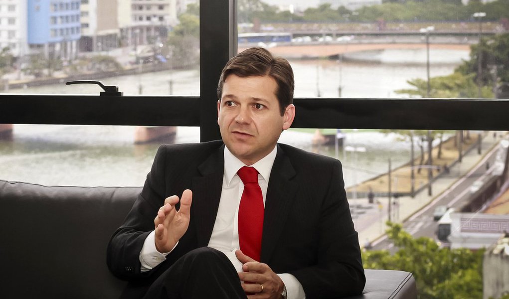 Prefeito do Recife, Geraldo Julio (PSB), defendeu que a legenda socialista não faça parte da gestão de um eventual governo do vice-presidente Michel Temer (PMDB), e assim como o correligionário e governador de Pernambuco, Paulo Câmara, se mostrou favorável à realização de novas eleições; "A gente acha que o País precisa ter um presidente para fazer as mudanças que precisamos e para recolocar o governo nos trilhos. Então, a gente acha que um presidente eleito pela população pode conseguir essa força política e fazer essas transformações", disse o socialista; nesta reça-feira o governador já hava defendido a realização de novas eleições presidenciais caso o impeachhment da presidente Dilma Rousseff seja aceito pelo Senado (Foto: Paulo Emílio) Prefeito do Recife, Geraldo Julio (PSB), defendeu que a legenda socialista não faça parte da gestão de um eventual governo do vice-presidente Michel Temer (PMDB), e assim como o correligionário e governador de Pernambuco, Paulo Câmara, se mostrou favorável à realização de novas eleições; "A gente acha que o País precisa ter um presidente para fazer as mudanças que precisamos e para recolocar o governo nos trilhos. Então, a gente acha que um presidente eleito pela população pode conseguir essa força política e fazer essas transformações", disse o socialista; nesta reça-feira o governador já hava defendido a realização de novas eleições presidenciais caso o impeachhment da presidente Dilma Rousseff seja aceito pelo Senado