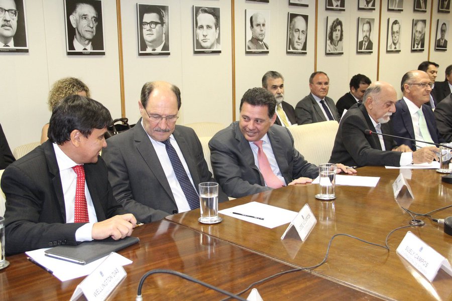 Governadores de 14 estados discutiram, no final da tarde da terça-feira (15), com o ministro Nelson Barbosa (Fazenda), detalhes finais do projeto de alongamento das dívidas dos estados que o Governo Federal vai enviar ao Congresso Nacional na próxima semana; Goiás optou pelo alongamento da dívida, o que deve gerar redução de encargos e juros; a União dará desconto de 40% na parcela devida pelos estados por um período de dois anos; contrapartida é a suspensão de qualquer operação de crédito interna ou externa (Foto: Realle Palazzo-Martini) Governadores de 14 estados discutiram, no final da tarde da terça-feira (15), com o ministro Nelson Barbosa (Fazenda), detalhes finais do projeto de alongamento das dívidas dos estados que o Governo Federal vai enviar ao Congresso Nacional na próxima semana; Goiás optou pelo alongamento da dívida, o que deve gerar redução de encargos e juros; a União dará desconto de 40% na parcela devida pelos estados por um período de dois anos; contrapartida é a suspensão de qualquer operação de crédito interna ou externa