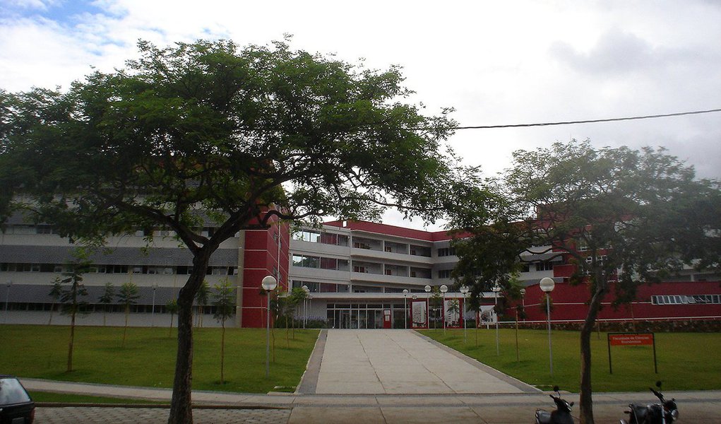Com falta materiais básicos em laboratórios e até papel higiênico em algumas unidades, os gestores da Universidade Federal de Minas Gerais se preparam para reduzir ainda mais os custos; no fim de fevereiro, o governo federal anunciou o contingenciamento de R$ 23,4 bilhões, sendo R$ 1,3 bilhão relativos ao Ministério da Educação (MEC); o orçamento previsto para a maior universidade do estado é de R$ 249,8 milhões em custeio (despesas correntes) e de R$ 50,7 milhões em capital (investimento em obras e equipamentos); no entanto, diretores de unidades esperam por cortes de até 50% (Foto: Leonardo Lucena) Com falta materiais básicos em laboratórios e até papel higiênico em algumas unidades, os gestores da Universidade Federal de Minas Gerais se preparam para reduzir ainda mais os custos; no fim de fevereiro, o governo federal anunciou o contingenciamento de R$ 23,4 bilhões, sendo R$ 1,3 bilhão relativos ao Ministério da Educação (MEC); o orçamento previsto para a maior universidade do estado é de R$ 249,8 milhões em custeio (despesas correntes) e de R$ 50,7 milhões em capital (investimento em obras e equipamentos); no entanto, diretores de unidades esperam por cortes de até 50%