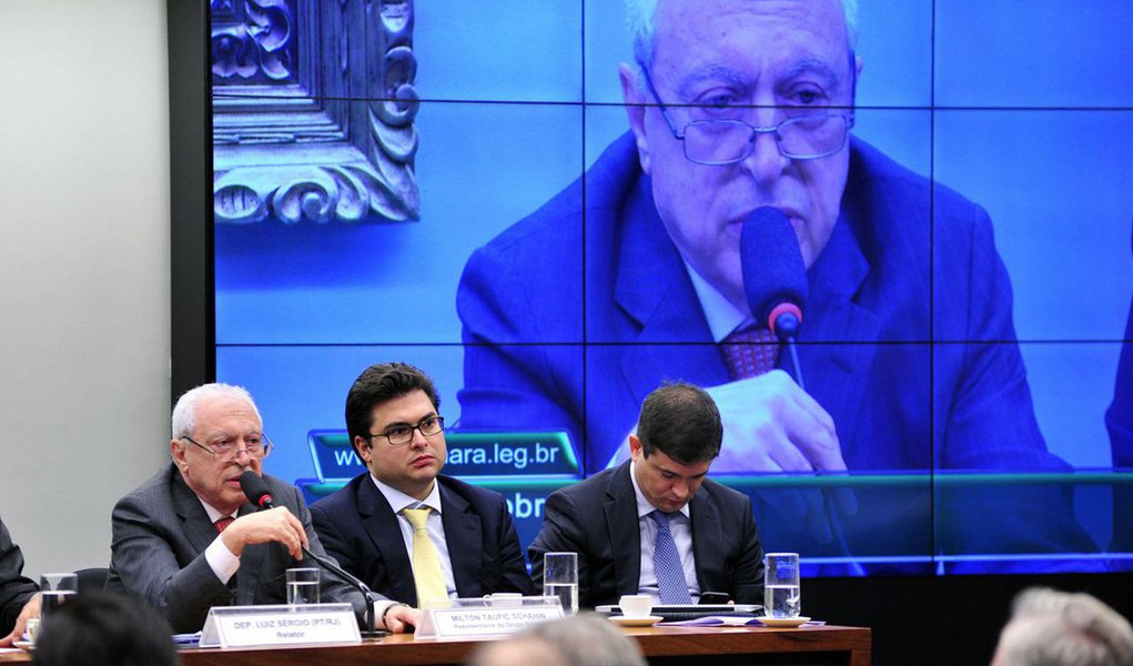 Um dos sócios do grupo Schahin, o executivo Milton Schahin, confirmou em depoimento ao juiz Sérgio Moro pagamento de US$ 2,5 milhões em propina a diretores da Petrobras pelo contrato do navio-sonda Vitória 10.000; afirmou ainda que o ex-diretor Jorge Zelada exigiu propina de US$ 5 milhões, mas que ele não aceitou fazer o pagamento; Zelada é considerado um afilhado de Eduardo Cunha (PMDB-RJ), o presidente da Câmara, que conduz o processo de impeachment; em sua delação, o senador Delcídio Amaral disse que o vice-presidente Michel Temer estava muito preocupado com Zelada, o que o vice nega (Foto: Roberta Namour) Um dos sócios do grupo Schahin, o executivo Milton Schahin, confirmou em depoimento ao juiz Sérgio Moro pagamento de US$ 2,5 milhões em propina a diretores da Petrobras pelo contrato do navio-sonda Vitória 10.000; afirmou ainda que o ex-diretor Jorge Zelada exigiu propina de US$ 5 milhões, mas que ele não aceitou fazer o pagamento; Zelada é considerado um afilhado de Eduardo Cunha (PMDB-RJ), o presidente da Câmara, que conduz o processo de impeachment; em sua delação, o senador Delcídio Amaral disse que o vice-presidente Michel Temer estava muito preocupado com Zelada, o que o vice nega