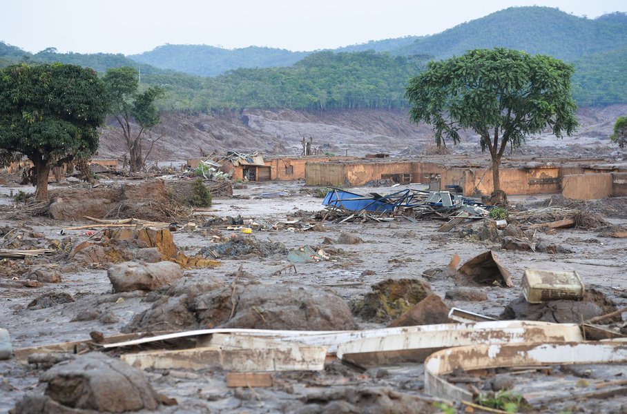 Depois de atrasar o repasse de R$ 800 mil para famílias atingidas pelo rompimento da barragem da mineradora Samarco, a Câmara Municipal de Mariana aprovou o projeto de lei que vai garantir a distribuição do dinheiro arrecadado em três contas bancárias abertas para receber doações de pessoas solidárias de todo o País; decisão foi unânime e os pagamentos, inicialmente agendados para o dia 23 deste mês, poderão ser feitos (Foto: Romulo Faro) Depois de atrasar o repasse de R$ 800 mil para famílias atingidas pelo rompimento da barragem da mineradora Samarco, a Câmara Municipal de Mariana aprovou o projeto de lei que vai garantir a distribuição do dinheiro arrecadado em três contas bancárias abertas para receber doações de pessoas solidárias de todo o País; decisão foi unânime e os pagamentos, inicialmente agendados para o dia 23 deste mês, poderão ser feitos
