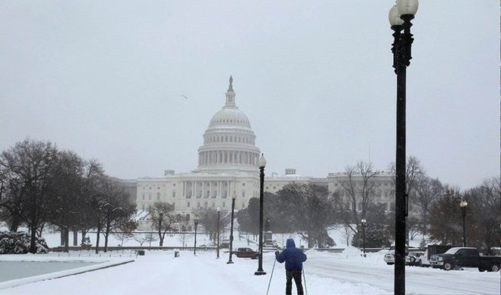 Mais de 85 milhões de pessoas em pelo menos 20 Estados norte-americanos estavam envolvidas em estado de alerta, observação ou recomendação para o tempo invernal, disse o Weather Channel, e muitas lojas ficaram com prateleiras vazias conforme moradores estocaram comida, água e vinho, preparando-se para passar o fim de semana dentro de casa (Foto: Leonardo Attuch) Mais de 85 milhões de pessoas em pelo menos 20 Estados norte-americanos estavam envolvidas em estado de alerta, observação ou recomendação para o tempo invernal, disse o Weather Channel, e muitas lojas ficaram com prateleiras vazias conforme moradores estocaram comida, água e vinho, preparando-se para passar o fim de semana dentro de casa