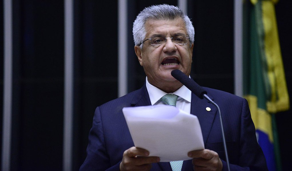 O deputado Bacelar (PTN-BA) fez uma dura crítica aos deputados que abandonam o que acreditam para embarcar no projeto golpista da oposição; na tribuna, Bacelar disse que seu voto e suas convicções "não estão à venda" e que o afastamento de Dilma Rousseff sem um crime de responsabilidade representa um "golpe"; "No futuro, essa tentativa de impeachment que não tem base legal será conhecida como o golpe de 2016", disse comparando com o golpe militar de 1964 (Foto: Aquiles Lins) O deputado Bacelar (PTN-BA) fez uma dura crítica aos deputados que abandonam o que acreditam para embarcar no projeto golpista da oposição; na tribuna, Bacelar disse que seu voto e suas convicções "não estão à venda" e que o afastamento de Dilma Rousseff sem um crime de responsabilidade representa um "golpe"; "No futuro, essa tentativa de impeachment que não tem base legal será conhecida como o golpe de 2016", disse comparando com o golpe militar de 1964