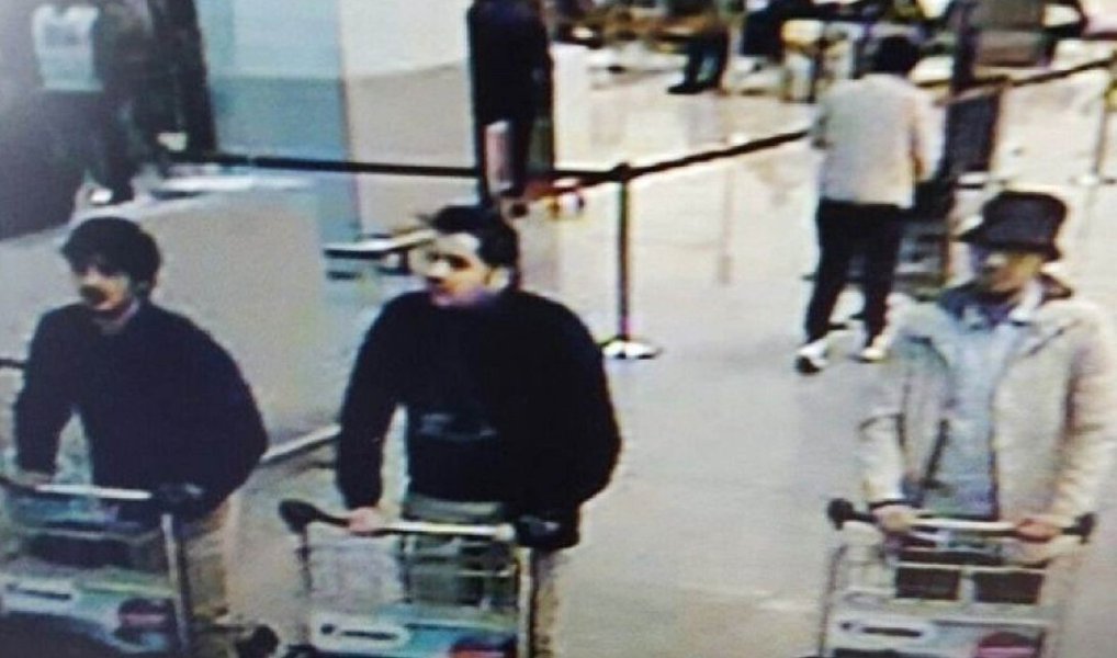 O procurador federal da Bélgica identificou nesta quarta-feira dois irmãos como os homens-bomba que mataram pelo menos 31 pessoas no mais mortal ataque da história de Bruxelas, mas disse que um outro suspeito está foragido; Ibrahim El Bakraoui, 29 anos, um dos dois homens que se explodiram no aeroporto de Bruxelas, deixou um testamento em um computador abandonado; seu irmão, Khalid El Bakraoui, 27 anos, se explodiu em um vagão do metrô (Foto: Gisele Federicce) O procurador federal da Bélgica identificou nesta quarta-feira dois irmãos como os homens-bomba que mataram pelo menos 31 pessoas no mais mortal ataque da história de Bruxelas, mas disse que um outro suspeito está foragido; Ibrahim El Bakraoui, 29 anos, um dos dois homens que se explodiram no aeroporto de Bruxelas, deixou um testamento em um computador abandonado; seu irmão, Khalid El Bakraoui, 27 anos, se explodiu em um vagão do metrô