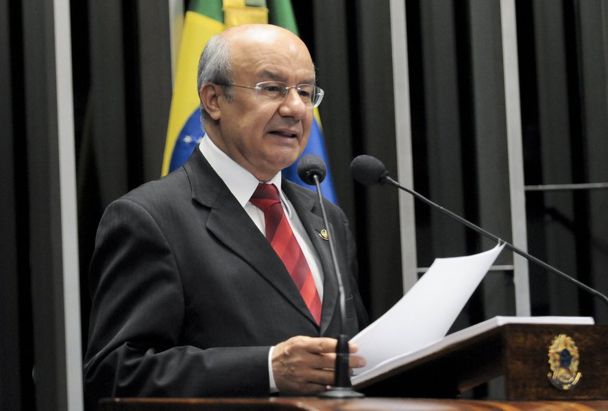 Em reunião da Comissão Especial do impeachment na madrugada desta sexta (29), o líder do Governo no Congresso, José Pimentel (PT-CE), rebateu os argumentos da jurista Janaína Paschoal que embasam o processo de impedimento. “Tudo que a senhora está aqui discutindo vale para discurso, mas não vale para o processo que nós estamos analisando”, afirmou o senador (Foto: Rodrigo Rocha) Em reunião da Comissão Especial do impeachment na madrugada desta sexta (29), o líder do Governo no Congresso, José Pimentel (PT-CE), rebateu os argumentos da jurista Janaína Paschoal que embasam o processo de impedimento. “Tudo que a senhora está aqui discutindo vale para discurso, mas não vale para o processo que nós estamos analisando”, afirmou o senador
