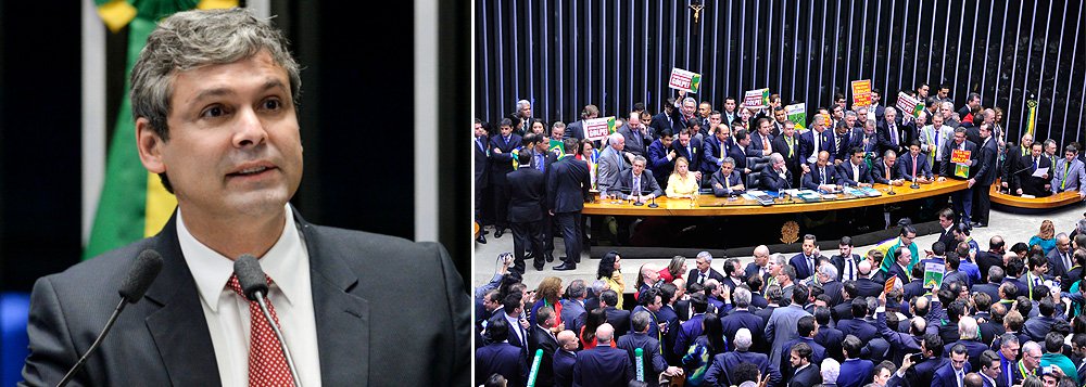 Senador Lindbergh Farias (PT-RJ) lembra do livro "O processo", de Franz Kafka, em que é negado a um cidadão o direito de saber os reais motivos do crime pelo qual é acusado, o que impossibilita sua defesa, para falar sobre o caso da presidente Dilma Rousseff; "O ritual da tese do 'conjunto da obra', acusações desconexas sem o rigor da prova, prevaleceu na Câmara, impedindo, até o momento, o direito de defesa", diz ele; o parlamentar afirma acreditar que o golpe "pode ser derrotado no Senado", onde o caso pode ser avaliado de forma "diferente do vexame da Câmara" (Foto: Lindbergh Farias) Senador Lindbergh Farias (PT-RJ) lembra do livro "O processo", de Franz Kafka, em que é negado a um cidadão o direito de saber os reais motivos do crime pelo qual é acusado, o que impossibilita sua defesa, para falar sobre o caso da presidente Dilma Rousseff; "O ritual da tese do 'conjunto da obra', acusações desconexas sem o rigor da prova, prevaleceu na Câmara, impedindo, até o momento, o direito de defesa", diz ele; o parlamentar afirma acreditar que o golpe "pode ser derrotado no Senado", onde o caso pode ser avaliado de forma "diferente do vexame da Câmara"