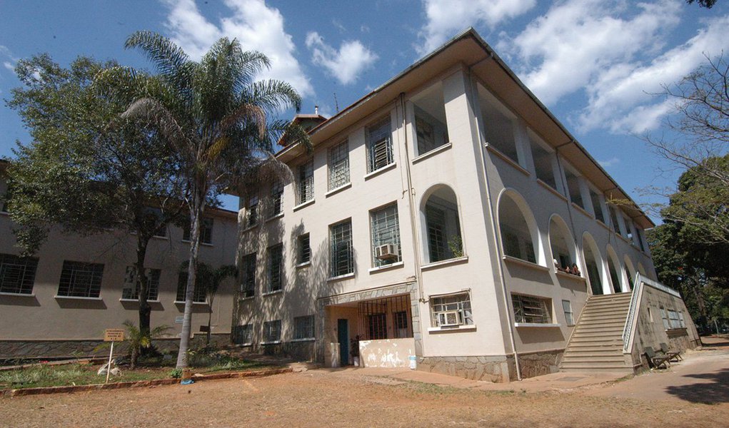 Pacientes com dengue contam agora com mais uma opção; é que o Hospital Júlia Kubitschek (HJK) criou o Centro de Atendimento à Dengue (CAD) - uma parceira entre a Prefeitura de Belo Horizonte e o Governo do Estado de Minas Gerais via Fhemig. Também já estão disponíveis 20 leitos de internação, com possibilidade de dobrar o número de vagas; o paciente que chega a emergência é triado e, se apresentar febre há menos de 7 dias e algum sintoma de dengue, é direcionado ao centro, onde realiza exames de sangue antes mesmo da consulta médica (Foto: Leonardo Lucena) Pacientes com dengue contam agora com mais uma opção; é que o Hospital Júlia Kubitschek (HJK) criou o Centro de Atendimento à Dengue (CAD) - uma parceira entre a Prefeitura de Belo Horizonte e o Governo do Estado de Minas Gerais via Fhemig. Também já estão disponíveis 20 leitos de internação, com possibilidade de dobrar o número de vagas; o paciente que chega a emergência é triado e, se apresentar febre há menos de 7 dias e algum sintoma de dengue, é direcionado ao centro, onde realiza exames de sangue antes mesmo da consulta médica