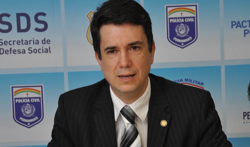 Com os indicadores do Pacto Pela Vida em declínio e o consequente aumento da violência, o secretário executivo da Secretaria de Defesa Social (SDS), Rodrigo Bastos, entregou o cargo alegando motivos particulares; ele será substituído pelo delegado da Polícia Federal Alexandre de Almeida Lucena, atual Superintendente Adjunto da Superintendência da PF no Estado; mudança na cúpula da SDS acontece poucos dias antes da Polícia Militar de Pernambuco, que pleiteia aumento salarial de 25%, realizar uma assembleia que pode resultar em uma greve da categoria (Foto: Paulo Emílio) Com os indicadores do Pacto Pela Vida em declínio e o consequente aumento da violência, o secretário executivo da Secretaria de Defesa Social (SDS), Rodrigo Bastos, entregou o cargo alegando motivos particulares; ele será substituído pelo delegado da Polícia Federal Alexandre de Almeida Lucena, atual Superintendente Adjunto da Superintendência da PF no Estado; mudança na cúpula da SDS acontece poucos dias antes da Polícia Militar de Pernambuco, que pleiteia aumento salarial de 25%, realizar uma assembleia que pode resultar em uma greve da categoria