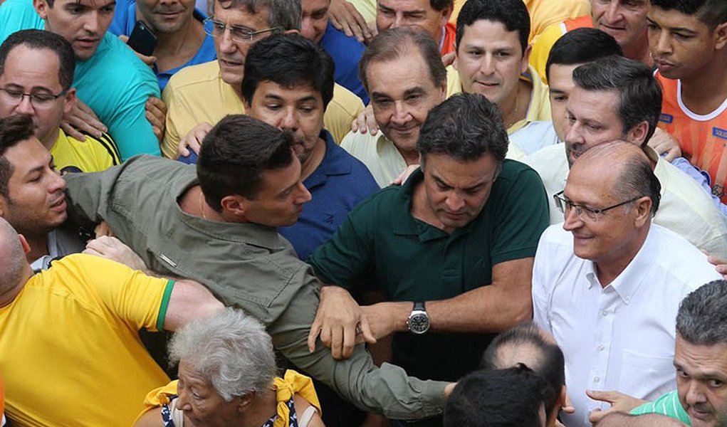 Citado por vários delatores na Lava Jato, senador Aécio Neves (PSDB) fala sobre as gravações divulgadas pelo juiz Sério Moro que envolvem a presidente Dilma Rousseff e diz que “não há saída senão o recomeço”; “Cabe ao Congresso ouvir a voz das ruas e dar ressonância ao que hoje é um clamor nacional”; recentemente, o tucano foi hostilizado em ato contra o governo na Paulista (Foto: Roberta Namour) Citado por vários delatores na Lava Jato, senador Aécio Neves (PSDB) fala sobre as gravações divulgadas pelo juiz Sério Moro que envolvem a presidente Dilma Rousseff e diz que “não há saída senão o recomeço”; “Cabe ao Congresso ouvir a voz das ruas e dar ressonância ao que hoje é um clamor nacional”; recentemente, o tucano foi hostilizado em ato contra o governo na Paulista