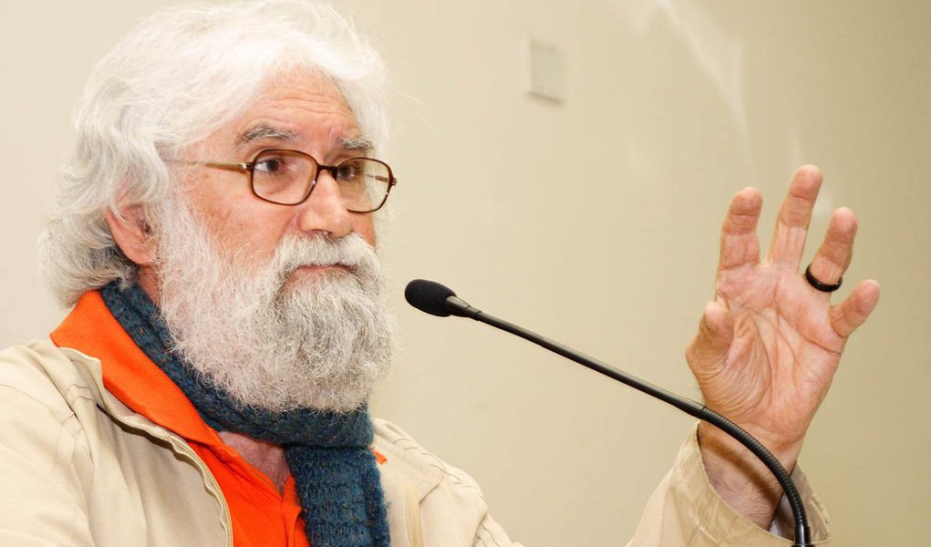 O escritor Leonardo Boff reforçou a sua posição contra o impeachment da presidente Dilma, ou seja, a favor da democracia. E criticou a Globo; "Não estamos mais num voo cego. Meu sentimento do mundo me diz que a democracia triunfará bem sobre os golpistas, especialmente sobre a TVGlobo", disse o teólogo no Twitter; o escritor. também resolveu bater duro no presidente da Câmara, Eduardo Cunha (PMDB-RJ), quem conduz o processo de impeachment na Casa; "O parlamento é culpável, é uma vergonha internacional o fato de Eduardo Cunha, criminoso notório, possa vir a ser vice-presidente e presidente" (Foto: Leonardo Lucena) O escritor Leonardo Boff reforçou a sua posição contra o impeachment da presidente Dilma, ou seja, a favor da democracia. E criticou a Globo; "Não estamos mais num voo cego. Meu sentimento do mundo me diz que a democracia triunfará bem sobre os golpistas, especialmente sobre a TVGlobo", disse o teólogo no Twitter; o escritor. também resolveu bater duro no presidente da Câmara, Eduardo Cunha (PMDB-RJ), quem conduz o processo de impeachment na Casa; "O parlamento é culpável, é uma vergonha internacional o fato de Eduardo Cunha, criminoso notório, possa vir a ser vice-presidente e presidente"