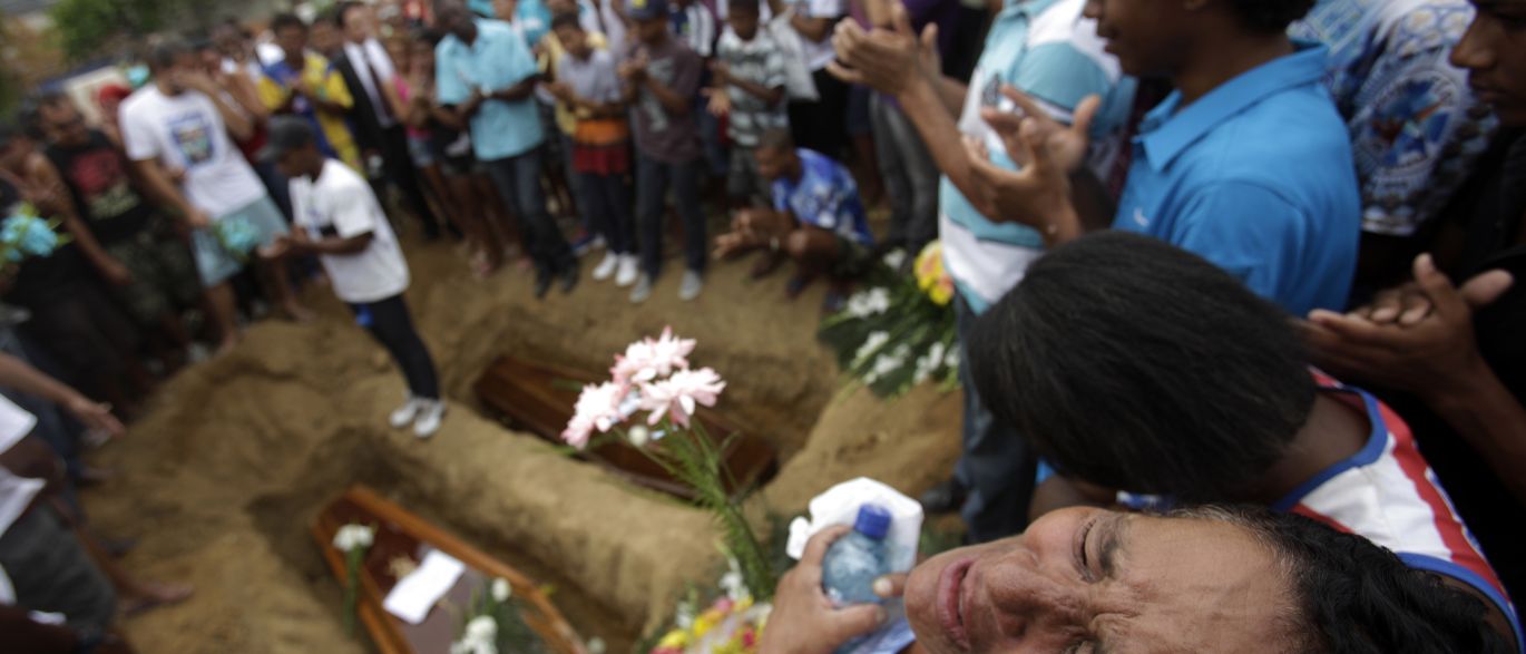 Segundo a Estatística do Registro Civil, divulgada pelo Instituto Brasileiro de Geografia e Estatística (IBGE), nos últimos 10 anos Alagoas foi o estado que mais cresceu na quantidade de mortes violentas de jovens entre 20 e 24 anos; no Brasil, a participação dos óbitos violentos no total de óbitos cresceu de 6,4% para 11,4%, entre 1974 e 2004; nesses anos, os óbitos violentos masculinos representaram 76,2% e 83,9%, respectivamente; já em 2014, as mortes violentas reduziram-se a 10,2% do total de óbitos, mas a participação dos óbitos violentos dos homens chegou a 84,2% do total (Foto: Voney Malta) Segundo a Estatística do Registro Civil, divulgada pelo Instituto Brasileiro de Geografia e Estatística (IBGE), nos últimos 10 anos Alagoas foi o estado que mais cresceu na quantidade de mortes violentas de jovens entre 20 e 24 anos; no Brasil, a participação dos óbitos violentos no total de óbitos cresceu de 6,4% para 11,4%, entre 1974 e 2004; nesses anos, os óbitos violentos masculinos representaram 76,2% e 83,9%, respectivamente; já em 2014, as mortes violentas reduziram-se a 10,2% do total de óbitos, mas a participação dos óbitos violentos dos homens chegou a 84,2% do total