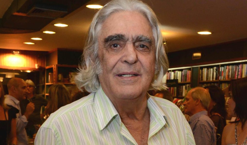 Guru do "Pasquim", da contracultura e do movimento hippie e factótum na TV Globo durante 20 anos, escritor, jornalista e roteirista Luiz Carlos Maciel disse ao 247 que estamos vivendo em "um estado democrático de direita, onde tudo é possível", no qual quem manda mesmo é o PMDB, apesar de o PT estar na presidência da República; "Cunha vai dançar", previu; "Porque ficou muito caro para a direita"; e Temer, segundo ele, desistiu do golpe "porque tomar o poder agora não ajuda 2018"; Brizolista de quatro costados, espera que o STF corrija "anomalias jurídicas" da Lava Jato mais à frente e não tem dúvida de que o juiz Sergio Moro "é um boy do PSDB" (Foto: Gisele Federicce) Guru do "Pasquim", da contracultura e do movimento hippie e factótum na TV Globo durante 20 anos, escritor, jornalista e roteirista Luiz Carlos Maciel disse ao 247 que estamos vivendo em "um estado democrático de direita, onde tudo é possível", no qual quem manda mesmo é o PMDB, apesar de o PT estar na presidência da República; "Cunha vai dançar", previu; "Porque ficou muito caro para a direita"; e Temer, segundo ele, desistiu do golpe "porque tomar o poder agora não ajuda 2018"; Brizolista de quatro costados, espera que o STF corrija "anomalias jurídicas" da Lava Jato mais à frente e não tem dúvida de que o juiz Sergio Moro "é um boy do PSDB"