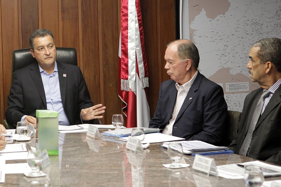 Em reunião com representantes de 13 prefeituras que compõem a Entidade Metropolitana, o governador Rui Costa falou dos esforços que está empenhando em prol de amenizar os efeitos das crises nos municípios baianos e deu uma boa notícia aos prefeitos; "Vamos fazer todos os esforços para que as prefeituras baianas equilibrem suas contas públicas, antecipando, para este mês, o pagamento da última parcela do ICMS de 2015, que seria paga em janeiro. Esse montante representa R$ 100 milhões que serão distribuídos para as 417 cidades baianas", disse Rui (Foto: Romulo Faro) Em reunião com representantes de 13 prefeituras que compõem a Entidade Metropolitana, o governador Rui Costa falou dos esforços que está empenhando em prol de amenizar os efeitos das crises nos municípios baianos e deu uma boa notícia aos prefeitos; "Vamos fazer todos os esforços para que as prefeituras baianas equilibrem suas contas públicas, antecipando, para este mês, o pagamento da última parcela do ICMS de 2015, que seria paga em janeiro. Esse montante representa R$ 100 milhões que serão distribuídos para as 417 cidades baianas", disse Rui