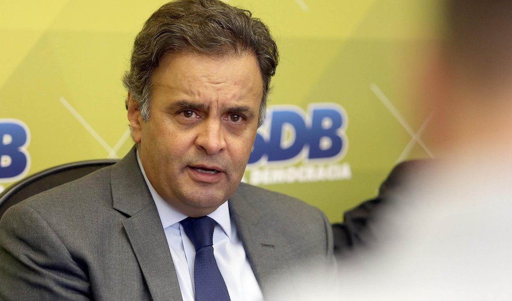 A investigação sobre a morte de um policial civil que fazia acusações e críticas ao senador Aécio Neves (PSDB) será acompanhada pela Polícia Federal a pedido do ministro da Justiça, Eugênio Aragão; Lucas Gomes Arcanjo foi encontrado morto no último sábado (26) dentro de sua casa, em Belo Horizonte, enforcado por uma gravata; nos vídeos que publicava nas redes sociais, Arcanjo dizia que Aécio tinha ligação com tráfico de drogas, corrupção e até a morte de opositores. Ele também criticava promotores do Ministério Público, Poder Judiciário, outros políticos e a própria Polícia Civil; a assessoria de Aécio Neves disse em nota que "considera que este é um assunto da competência dos policiais" (Foto: Valter Lima) A investigação sobre a morte de um policial civil que fazia acusações e críticas ao senador Aécio Neves (PSDB) será acompanhada pela Polícia Federal a pedido do ministro da Justiça, Eugênio Aragão; Lucas Gomes Arcanjo foi encontrado morto no último sábado (26) dentro de sua casa, em Belo Horizonte, enforcado por uma gravata; nos vídeos que publicava nas redes sociais, Arcanjo dizia que Aécio tinha ligação com tráfico de drogas, corrupção e até a morte de opositores. Ele também criticava promotores do Ministério Público, Poder Judiciário, outros políticos e a própria Polícia Civil; a assessoria de Aécio Neves disse em nota que "considera que este é um assunto da competência dos policiais"