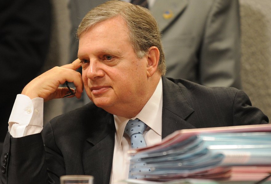 Em entrevista coletiva na manhã desta segunda (18), o senador Tasso Jereissati (PSDB-CE) condicionou seu apoio ao golpe orquestrado por Michel Temer (PMDB-SP) à continuidade das investigações da Operação Lava Jato e ao fim de negociações de apoio por cargos no Governo. Ele disse ainda que a melhor solução para o Brasil seria a convocação de novas eleições, mas que a medida não é legal (Foto: Rodrigo Rocha) Em entrevista coletiva na manhã desta segunda (18), o senador Tasso Jereissati (PSDB-CE) condicionou seu apoio ao golpe orquestrado por Michel Temer (PMDB-SP) à continuidade das investigações da Operação Lava Jato e ao fim de negociações de apoio por cargos no Governo. Ele disse ainda que a melhor solução para o Brasil seria a convocação de novas eleições, mas que a medida não é legal