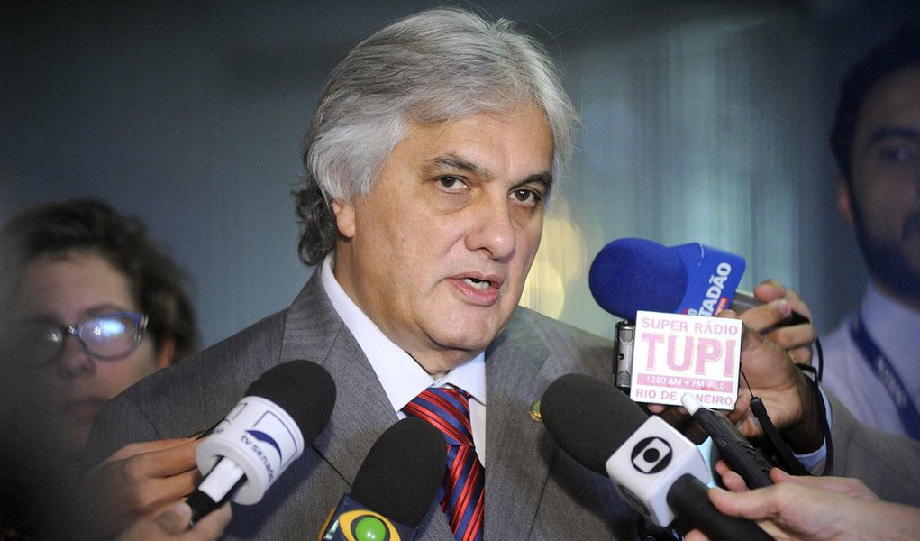 Senador Delcídio do Amaral (sem partido/MS) entrou com mandado de segurança junto ao Supremo em que pede liminarmente a suspensão do processo contra ele no Conselho de Ética do Senado por quebra de decoro parlamentar; na ação, Delcídio afirma que vem sofrendo constrangimento ilegal pelos procedimentos adotados pelo colegiado; pedido será analisado pelo ministro Celso de Mello (Foto: Paulo Emílio) Senador Delcídio do Amaral (sem partido/MS) entrou com mandado de segurança junto ao Supremo em que pede liminarmente a suspensão do processo contra ele no Conselho de Ética do Senado por quebra de decoro parlamentar; na ação, Delcídio afirma que vem sofrendo constrangimento ilegal pelos procedimentos adotados pelo colegiado; pedido será analisado pelo ministro Celso de Mello