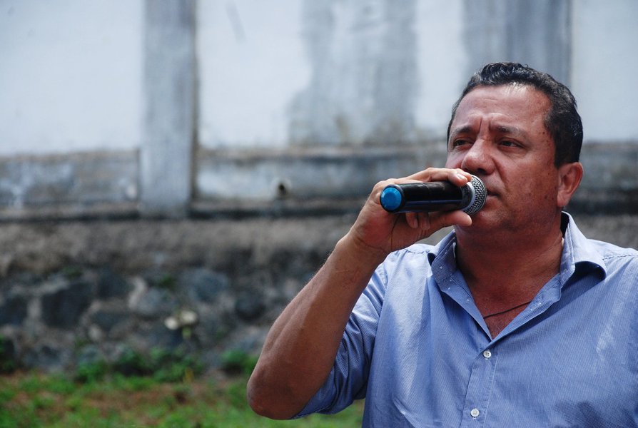 Os servidores municipais de Salvador decidiram nesta sexta-feira encerrar a greve que teve início em 15 de março; depois de um mês de negociação com o governo municipal, a diretoria do Sindicato dos Servidores da Prefeitura de Salvador (Sindseps) trouxe a nova proposta conseguida na Mesa de Negociações e a categoria aceitou os termos do acordo que garante itens como o desbloqueio imediato dos salários retidos desde o dia 7 de abril; "Nossa comemoração não é pelo acordo feito, mas pela resistência guerreira dos servidores municipais", disse Everaldo Braga, diretor do Sindseps (Foto: Romulo Faro) Os servidores municipais de Salvador decidiram nesta sexta-feira encerrar a greve que teve início em 15 de março; depois de um mês de negociação com o governo municipal, a diretoria do Sindicato dos Servidores da Prefeitura de Salvador (Sindseps) trouxe a nova proposta conseguida na Mesa de Negociações e a categoria aceitou os termos do acordo que garante itens como o desbloqueio imediato dos salários retidos desde o dia 7 de abril; "Nossa comemoração não é pelo acordo feito, mas pela resistência guerreira dos servidores municipais", disse Everaldo Braga, diretor do Sindseps