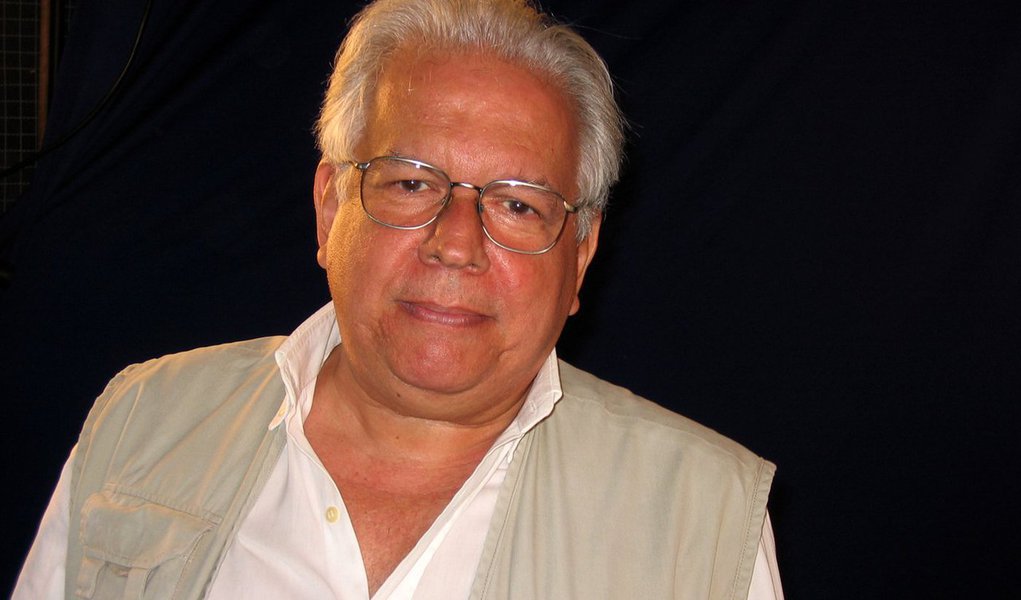 Ex-deputado e líder estudantil em 1964, Vladimir Palmeira defende “para momentos excepcionais, saídas excepcionais”: “ Impeachment, parlamentarismo e intervenção militar são rupturas conservadoras, forjadas em gabinetes, para tirar Dilma sem mexer nas estruturas corrompidas de poder. A elas, devemos responder com uma ruptura democrática: a convocação imediata pelo STF de eleições gerais para a Presidência da República e para o Congresso Nacional” (Foto: Roberta Namour) Ex-deputado e líder estudantil em 1964, Vladimir Palmeira defende “para momentos excepcionais, saídas excepcionais”: “ Impeachment, parlamentarismo e intervenção militar são rupturas conservadoras, forjadas em gabinetes, para tirar Dilma sem mexer nas estruturas corrompidas de poder. A elas, devemos responder com uma ruptura democrática: a convocação imediata pelo STF de eleições gerais para a Presidência da República e para o Congresso Nacional”