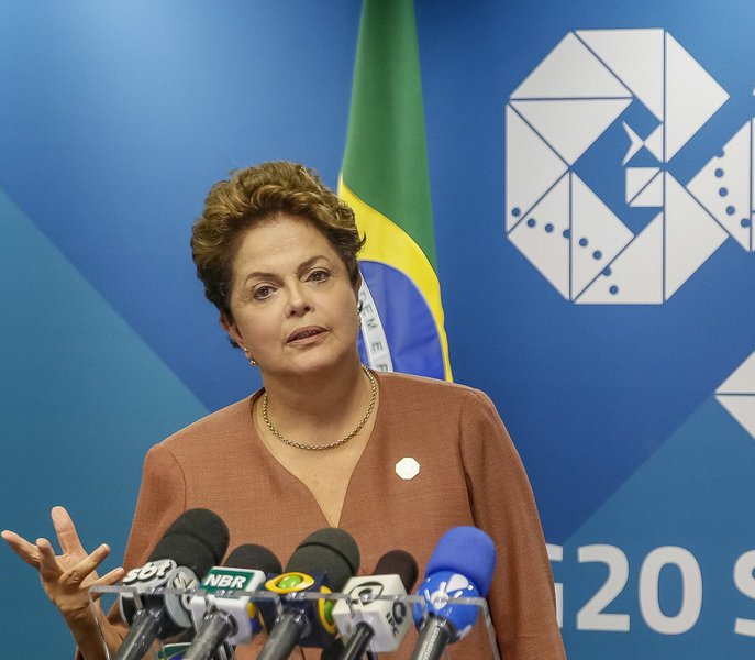 A presidente Dilma Rousseff (PT) deverá iniciar, na próxima semana, uma agenda de entrevistas à imprensa internacional, para dizer que está sendo vítima de uma tentativa de golpe, argumento que tem usado em seus discursos mais recentes no País; a informação é do blog do Kennedy Alencar; a presidente e o PT avaliam que a presença do ex-presidente Lula no governo é a única chance de evitar o impeachment; apesar de estar desgastado, ele capacidade de articulação política maior do que Dilma, segundo o Palácio do Planalto (Foto: Leonardo Lucena) A presidente Dilma Rousseff (PT) deverá iniciar, na próxima semana, uma agenda de entrevistas à imprensa internacional, para dizer que está sendo vítima de uma tentativa de golpe, argumento que tem usado em seus discursos mais recentes no País; a informação é do blog do Kennedy Alencar; a presidente e o PT avaliam que a presença do ex-presidente Lula no governo é a única chance de evitar o impeachment; apesar de estar desgastado, ele capacidade de articulação política maior do que Dilma, segundo o Palácio do Planalto