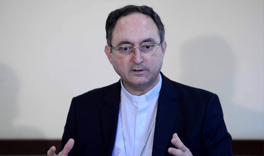 Durante missa para cerca de 2,5 mil pessoas na Catedral Metropolitana de Brasília, o presidente da Conferência Nacional dos Bispos do Brasil (CNBB), dom Sérgio da Rocha, pregou pelo convívio pacífico entre pessoas com diferentes posturas políticas ou religiosas; "A busca pela justiça, que leva à paz, não se faz nunca através da violência. Agressividade física ou verbal não condiz com Cristo", disse; CNBB já divulgou nota apoiando as investigações sobre a corrupção, mas afirmou que é fundamental a garantia do Estado Democrático de Direito (Foto: Aquiles Lins) Durante missa para cerca de 2,5 mil pessoas na Catedral Metropolitana de Brasília, o presidente da Conferência Nacional dos Bispos do Brasil (CNBB), dom Sérgio da Rocha, pregou pelo convívio pacífico entre pessoas com diferentes posturas políticas ou religiosas; "A busca pela justiça, que leva à paz, não se faz nunca através da violência. Agressividade física ou verbal não condiz com Cristo", disse; CNBB já divulgou nota apoiando as investigações sobre a corrupção, mas afirmou que é fundamental a garantia do Estado Democrático de Direito