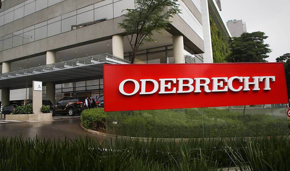 A Controladoria-Geral da União confirmou nesta quinta (24) que está negociando acordo de leniência com a construtora Odebrecht, investigada pela operação Lava Jato; “A Controladoria-Geral da União (CGU) não divulga a relação das empresas com as quais está negociando o acordo de leniência. No entanto, uma vez que a empresa torna pública esta informação, a CGU se limita a confirmar ou não a referida negociação. No caso da Odebrecht, após divulgação realizada pela empresa, a CGU confirma que está em fase de negociação do acordo de leniência”, informa nota (Foto: Valter Lima) A Controladoria-Geral da União confirmou nesta quinta (24) que está negociando acordo de leniência com a construtora Odebrecht, investigada pela operação Lava Jato; “A Controladoria-Geral da União (CGU) não divulga a relação das empresas com as quais está negociando o acordo de leniência. No entanto, uma vez que a empresa torna pública esta informação, a CGU se limita a confirmar ou não a referida negociação. No caso da Odebrecht, após divulgação realizada pela empresa, a CGU confirma que está em fase de negociação do acordo de leniência”, informa nota