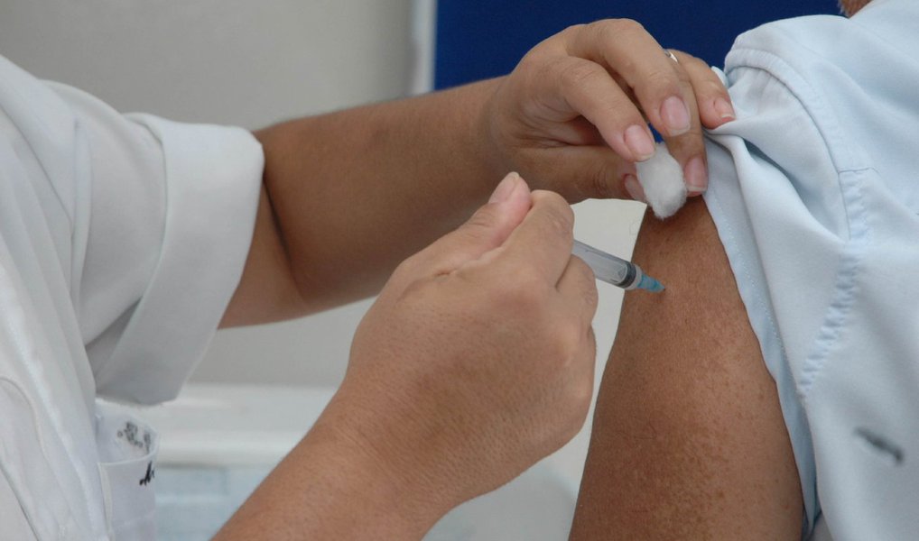O governo do Tocantins, por meio da Secretaria de Estado da Saúde (Sesau), já disponibilizou as doses a todos os 139 municípios doses contra a influenza 2016. A campanha nacional de vacinação está programada para iniciar dia 30 de abril; para imunizar a população, o Estado recebeu do Ministério da Saúde o total de 326 mil doses; a novidade deste ano é a inclusão de adolescentes e jovens sob medida socioeducativa, de 12 a 21 anos, na lista de público-alvo da campanha (Foto: Leonardo Lucena) O governo do Tocantins, por meio da Secretaria de Estado da Saúde (Sesau), já disponibilizou as doses a todos os 139 municípios doses contra a influenza 2016. A campanha nacional de vacinação está programada para iniciar dia 30 de abril; para imunizar a população, o Estado recebeu do Ministério da Saúde o total de 326 mil doses; a novidade deste ano é a inclusão de adolescentes e jovens sob medida socioeducativa, de 12 a 21 anos, na lista de público-alvo da campanha