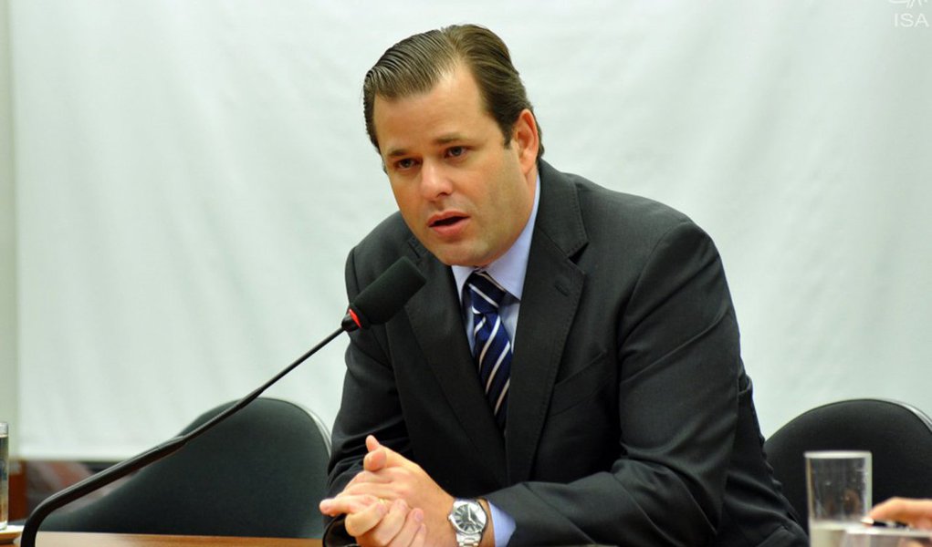 Novo líder do PMDB da Câmara, Leonardo Quintão (MG) afirmou que hoje o sentimento dos deputados é de rompimento com o governo da presidente Dilma Rousseff e disse que é a pressão popular que vai definir o impeachment: “Certamente, todos os votos do Congresso vão refletir não a posição partidária, mas o eleitor que elegeu o parlamentar aqui. A pressão popular vai definir qualquer votação no plenário da Câmara dos Deputados” (Foto: Roberta Namour) Novo líder do PMDB da Câmara, Leonardo Quintão (MG) afirmou que hoje o sentimento dos deputados é de rompimento com o governo da presidente Dilma Rousseff e disse que é a pressão popular que vai definir o impeachment: “Certamente, todos os votos do Congresso vão refletir não a posição partidária, mas o eleitor que elegeu o parlamentar aqui. A pressão popular vai definir qualquer votação no plenário da Câmara dos Deputados”