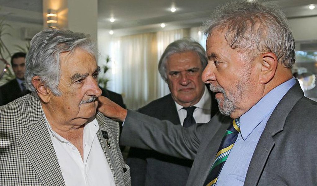 Ex-presidente do Uruguai José Mujica expressa sua “esperança” no desempenho do novo ministro Lula, que elogiou por sua “coragem diante dos novos desafios, neste momento político difícil”; “dá a impressão de que existe uma espécie de cabaré jurídico no Brasil, isso também acontece em outros países”, diz ele sobre a “caça às bruxas” contra esse “grande líder popular”; por trás deste movimento, afirma que “há interesses muito pesados em jogo, a respeito de tudo isso que acontece com o Lula, em tirá-lo da disputa presidencial, da disputa política”; segundo Mujica, a “direita quer causar uma fratura social no Brasil, que é o maior exemplo de mescla social que existe na face da Terra” (Foto: Roberta Namour) Ex-presidente do Uruguai José Mujica expressa sua “esperança” no desempenho do novo ministro Lula, que elogiou por sua “coragem diante dos novos desafios, neste momento político difícil”; “dá a impressão de que existe uma espécie de cabaré jurídico no Brasil, isso também acontece em outros países”, diz ele sobre a “caça às bruxas” contra esse “grande líder popular”; por trás deste movimento, afirma que “há interesses muito pesados em jogo, a respeito de tudo isso que acontece com o Lula, em tirá-lo da disputa presidencial, da disputa política”; segundo Mujica, a “direita quer causar uma fratura social no Brasil, que é o maior exemplo de mescla social que existe na face da Terra”