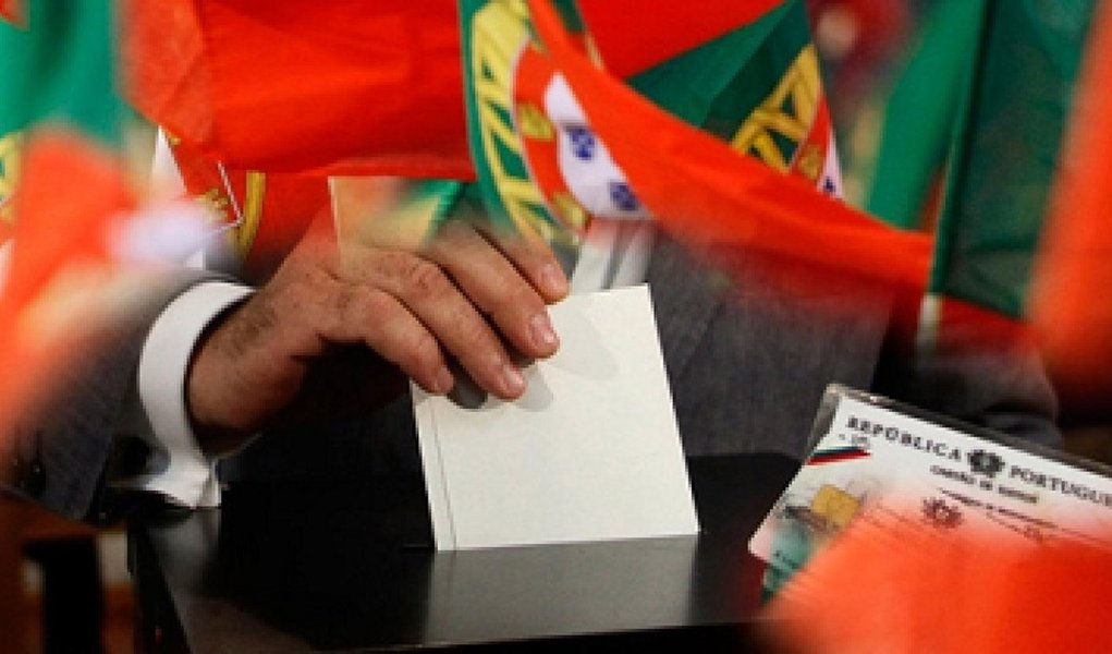Mais de 9,7 milhões de eleitores devem comparecer neste domingo (24) às seções de votação para eleger o substituto de Cavaco Silva; dez candidatos concorrem ao cargo, um recorde na história das eleições do país; se algum deles obtiver mais de 50% dos votos será eleito em primeiro turno; caso contrário, os eleitores voltam às urnas para o segundo turno entre os dois candidatos mais votados no dia 14 de fevereiro (Foto: Realle Palazzo-Martini) Mais de 9,7 milhões de eleitores devem comparecer neste domingo (24) às seções de votação para eleger o substituto de Cavaco Silva; dez candidatos concorrem ao cargo, um recorde na história das eleições do país; se algum deles obtiver mais de 50% dos votos será eleito em primeiro turno; caso contrário, os eleitores voltam às urnas para o segundo turno entre os dois candidatos mais votados no dia 14 de fevereiro