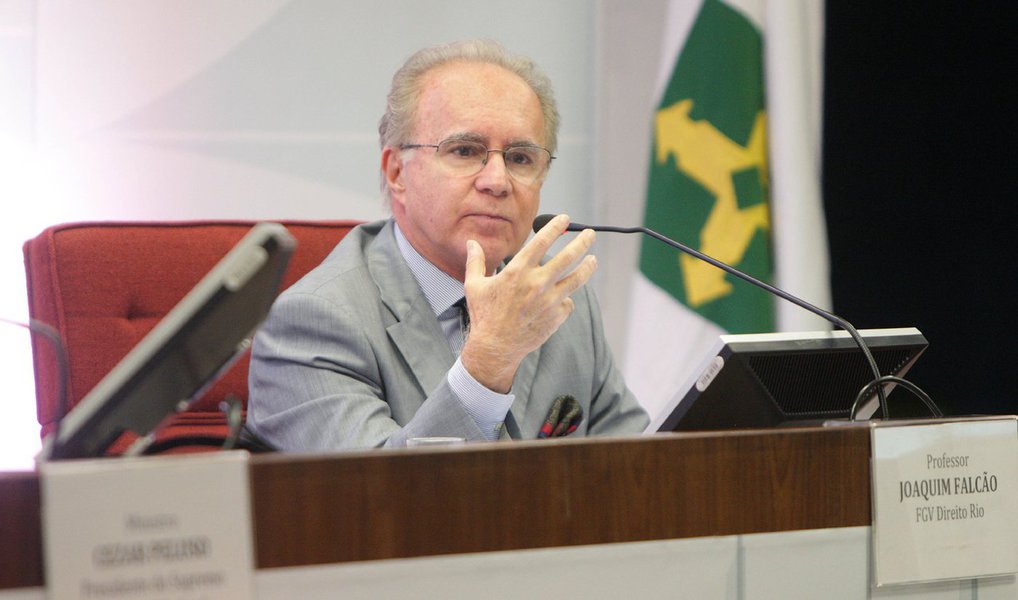 Um dos juristas mais respeitados do país, o professor de Direito Constitucional da FGV/Rio, Joaquim Falcão, disse que os ministros do Supremo Tribunal federal (STF) estão "falando demais" sobre o processo de impeachment da presidente Dilma Rousseff; "Isso não é recomendado, inclusive, pela legislação. A lei orgânica da magistratura. Ministro fala nos autos. É direito da cidadania ele não somente ser imparcial, mas parecer imparcial", afirmou; declaração faz referência a uma entrevista recente do ministro do STF Marco Aurélio Mello que afirmou que o processo de impeachment da presidente Dilma pode "transparecer um golpe" (Foto: Paulo Emílio) Um dos juristas mais respeitados do país, o professor de Direito Constitucional da FGV/Rio, Joaquim Falcão, disse que os ministros do Supremo Tribunal federal (STF) estão "falando demais" sobre o processo de impeachment da presidente Dilma Rousseff; "Isso não é recomendado, inclusive, pela legislação. A lei orgânica da magistratura. Ministro fala nos autos. É direito da cidadania ele não somente ser imparcial, mas parecer imparcial", afirmou; declaração faz referência a uma entrevista recente do ministro do STF Marco Aurélio Mello que afirmou que o processo de impeachment da presidente Dilma pode "transparecer um golpe"