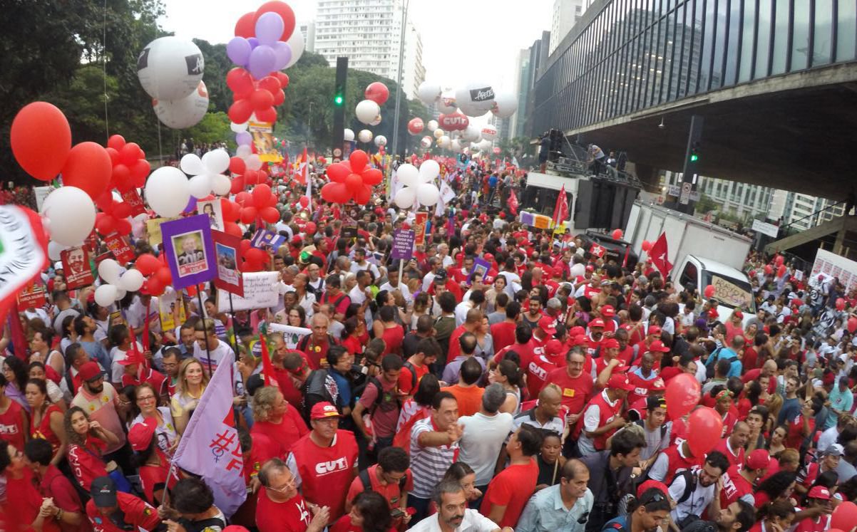Os golpistas já estão se dando conta que só com TVS (Rede Globo e CIA), jornais, rádios, redes sociais, uma massa de pessoas influenciadas pelo noticiário golpista, mais as bandas podres de partidos políticos no Congresso não são suficientes para derrubar o governo no velho estilo senhorial (Foto: Laurez Cerqueira) Os golpistas já estão se dando conta que só com TVS (Rede Globo e CIA), jornais, rádios, redes sociais, uma massa de pessoas influenciadas pelo noticiário golpista, mais as bandas podres de partidos políticos no Congresso não são suficientes para derrubar o governo no velho estilo senhorial
