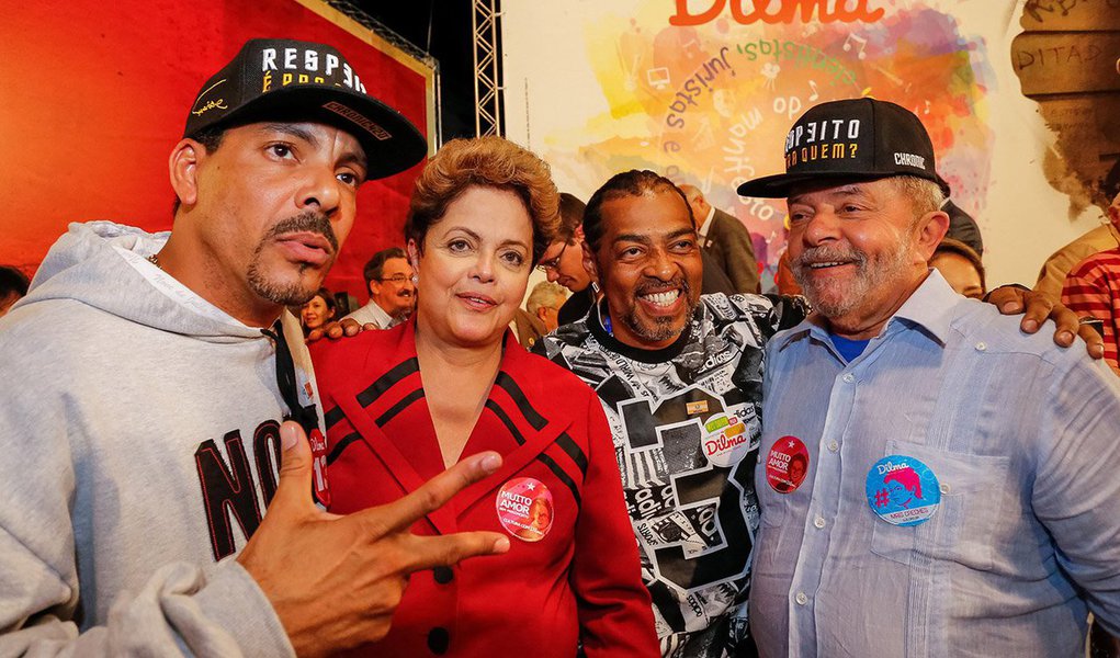 Um grupo por formado por 53 entidades e líderes ligados ao movimento hip hop divulgou um manifesto em defesa da democracia; "Sempre que a Globo, a Veja, a Folha, a polícia e todos esses filhos da ditadura estiverem de um lado. Pode acreditar, nós estaremos do outro lado, do seu lado", afirma; "Quando homens sem caráter, que roubaram durante 500 anos as riquezas da nação e tentam culpar a única mulher presidenta de nossa história, nós não vacilamos, lutaremos e diremos em alto e bom som: É GOLPE!"; leia íntegra (Foto: Aquiles Lins) Um grupo por formado por 53 entidades e líderes ligados ao movimento hip hop divulgou um manifesto em defesa da democracia; "Sempre que a Globo, a Veja, a Folha, a polícia e todos esses filhos da ditadura estiverem de um lado. Pode acreditar, nós estaremos do outro lado, do seu lado", afirma; "Quando homens sem caráter, que roubaram durante 500 anos as riquezas da nação e tentam culpar a única mulher presidenta de nossa história, nós não vacilamos, lutaremos e diremos em alto e bom som: É GOLPE!"; leia íntegra