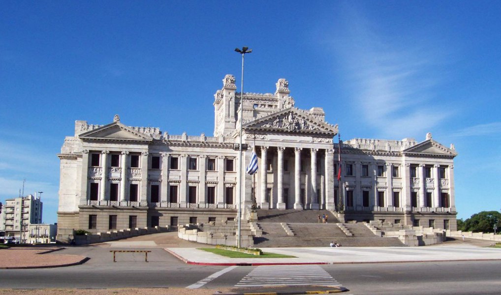 17 de 20 integrantes da delegação brasileira se retiraram nesta segunda-feira, 25, da sessão plenária do Parlasul, o parlamento do Mercosul, em Montevidéu; decisão ocorreu um dia depois do presidente da entidade, o deputado argentino Jorge Taiana, classificar como golpe o processo de impeachment contra a presidente Dilma Rousseff; "Nós ficamos surpresos quando hoje vimos no site oficial do Parlasul uma declaração irresponsável do presidente em relação ao processo de impeachment que acontece no Brasil", disse o deputado Arthur Oliveira Maia (PPS-BA); os três brasileiros que permaneceram na solenidade são os deputados Benedita da Silva (PT-RJ), Ságuas Moraes (PT-MT) e Jean Wyllys (PSOL-RJ), que chamou de "arrogante e indecorosa" a postura dos parlamentares que se retiraram (Foto: Aquiles Lins) 17 de 20 integrantes da delegação brasileira se retiraram nesta segunda-feira, 25, da sessão plenária do Parlasul, o parlamento do Mercosul, em Montevidéu; decisão ocorreu um dia depois do presidente da entidade, o deputado argentino Jorge Taiana, classificar como golpe o processo de impeachment contra a presidente Dilma Rousseff; "Nós ficamos surpresos quando hoje vimos no site oficial do Parlasul uma declaração irresponsável do presidente em relação ao processo de impeachment que acontece no Brasil", disse o deputado Arthur Oliveira Maia (PPS-BA); os três brasileiros que permaneceram na solenidade são os deputados Benedita da Silva (PT-RJ), Ságuas Moraes (PT-MT) e Jean Wyllys (PSOL-RJ), que chamou de "arrogante e indecorosa" a postura dos parlamentares que se retiraram