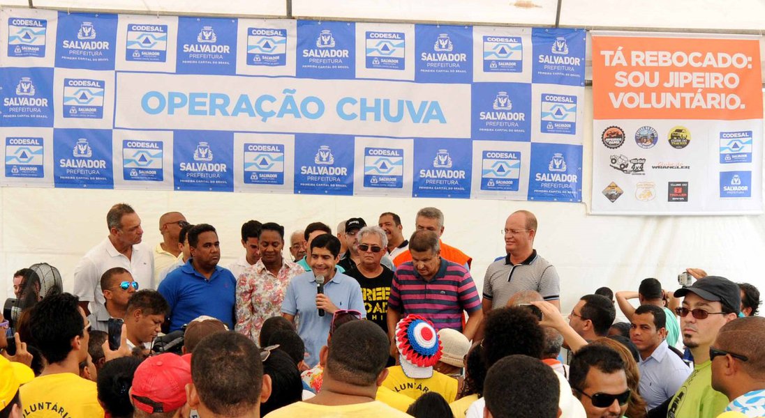 A comunidade da Rua Pedro Ferrão, na Baixa do Fiscal, foi a primeira a receber o treinamento de evacuação promovido neste sábado pela Defesa Civil de Salvador; os moradores foram orientados a deixar as casas com segurança numa simulação; o prefeito ACM Neto acompanhou o simulado: "Estamos começando esses simulados pelas áreas de risco da cidade. E todo esse sistema de alerta nesses locais estará em pleno funcionamento a partir de maio. Nunca a prefeitura atuou tanto em prevenção aos problemas ocasionados pelas chuvas", disse o democrata (Foto: Romulo Faro) A comunidade da Rua Pedro Ferrão, na Baixa do Fiscal, foi a primeira a receber o treinamento de evacuação promovido neste sábado pela Defesa Civil de Salvador; os moradores foram orientados a deixar as casas com segurança numa simulação; o prefeito ACM Neto acompanhou o simulado: "Estamos começando esses simulados pelas áreas de risco da cidade. E todo esse sistema de alerta nesses locais estará em pleno funcionamento a partir de maio. Nunca a prefeitura atuou tanto em prevenção aos problemas ocasionados pelas chuvas", disse o democrata