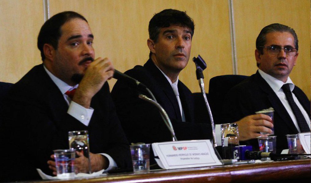 Os promotores do Ministério Público de São Paulo Cássio Roberto Conserino, José Carlos Blat e Fernando Henrique de Moraes Araújo criticaram a decisão da juíza Maria Priscilla Ernandes Veiga Oliveira, da 4ª Vara Criminal do estado, de encaminhar à 13ª Vara Federal de Curitiba (PR) o processo que apura se o ex-presidente Lula é o proprietário oculto de um apartamento tríplex no Guarujá; eles não descartaram a possibilidade de recorrer da decisão (Foto: Valter Lima) Os promotores do Ministério Público de São Paulo Cássio Roberto Conserino, José Carlos Blat e Fernando Henrique de Moraes Araújo criticaram a decisão da juíza Maria Priscilla Ernandes Veiga Oliveira, da 4ª Vara Criminal do estado, de encaminhar à 13ª Vara Federal de Curitiba (PR) o processo que apura se o ex-presidente Lula é o proprietário oculto de um apartamento tríplex no Guarujá; eles não descartaram a possibilidade de recorrer da decisão