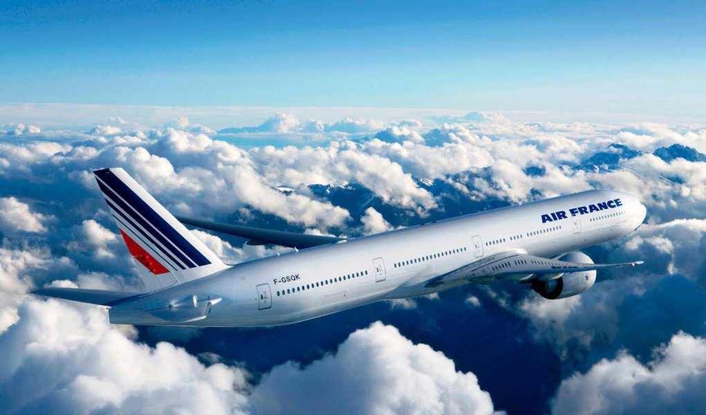 Um voo da Air France que seguia de San Franciso, nos Estados Unidos, para Paris foi desviado para Montreal após uma "ameaça anônima"; autoridades de segurança ao redor do mundo estão em alerta desde extremistas ligados ao grupo Estado Islâmico reivindicaram a autoria dos ataques em Paris no mês passado, que deixaram 130 mortos e cerca de 350 feridos (Foto: Paulo Emílio) Um voo da Air France que seguia de San Franciso, nos Estados Unidos, para Paris foi desviado para Montreal após uma "ameaça anônima"; autoridades de segurança ao redor do mundo estão em alerta desde extremistas ligados ao grupo Estado Islâmico reivindicaram a autoria dos ataques em Paris no mês passado, que deixaram 130 mortos e cerca de 350 feridos