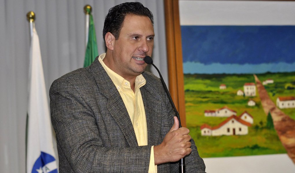 Irmão da vice-governadora Cida Borghetti (PROS), o ex-vereador de Curitiba, Juliano Borghetti, foi preso pelo Grupo de Atuação Especial de Combate ao Crime Organizado (Gaeco); a operação é do órgão é um desdobramento da “Quadro Negro”, que investiga desvio de recursos destinados à construção de escolas; o mandado de prisão contra ele é temporário e tem prazo de cinco dias; o ex-parlamentar foi um dos envolvidos na briga entre os torcedores do Atlético-PR e do Vasco, em uma rodada do Campeonato Brasileiro na Arena Joinville, em Santa Catarina, em 2013; ele chegou a ser preso, mas foi solto (Foto: Leonardo Lucena) Irmão da vice-governadora Cida Borghetti (PROS), o ex-vereador de Curitiba, Juliano Borghetti, foi preso pelo Grupo de Atuação Especial de Combate ao Crime Organizado (Gaeco); a operação é do órgão é um desdobramento da “Quadro Negro”, que investiga desvio de recursos destinados à construção de escolas; o mandado de prisão contra ele é temporário e tem prazo de cinco dias; o ex-parlamentar foi um dos envolvidos na briga entre os torcedores do Atlético-PR e do Vasco, em uma rodada do Campeonato Brasileiro na Arena Joinville, em Santa Catarina, em 2013; ele chegou a ser preso, mas foi solto