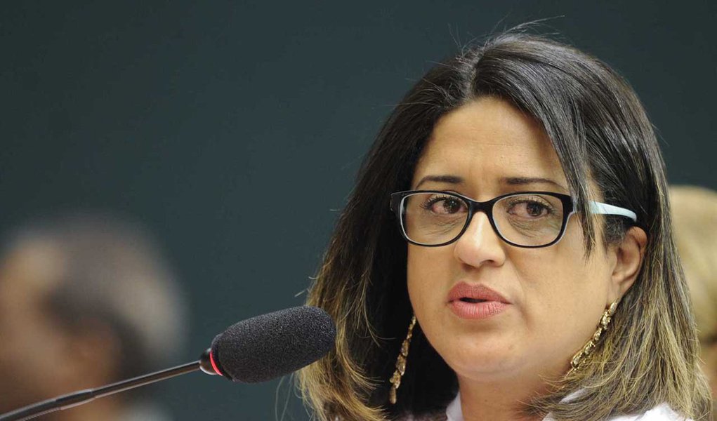 Ampla reportagem do jornalista Marcelo Áuler detalha um possível acordo para que Meire Bonfim da Silva Poza, a ex-contadora de Alberto Youssef e que praticamente trabalhou como “infiltrada” para a Polícia Federal na Operação Lava Jato, conte o que sabe sobre supostas práticas ilegais na mais rumorosa investigação dos últimos tempos; depois que seu escritório foi incendiado, Meire pensa em pedir segurança ao governo para ela e a filha; fala ainda em ingressar em um programa de proteção a testemunhas; “Ela está bastante temerosa com relação à integridade pessoal e de sua filha”, explicou o advogado paranaense Haroldo Náter, que a representa na Justiça de Curitiba (Foto: Realle Palazzo-Martini) Ampla reportagem do jornalista Marcelo Áuler detalha um possível acordo para que Meire Bonfim da Silva Poza, a ex-contadora de Alberto Youssef e que praticamente trabalhou como “infiltrada” para a Polícia Federal na Operação Lava Jato, conte o que sabe sobre supostas práticas ilegais na mais rumorosa investigação dos últimos tempos; depois que seu escritório foi incendiado, Meire pensa em pedir segurança ao governo para ela e a filha; fala ainda em ingressar em um programa de proteção a testemunhas; “Ela está bastante temerosa com relação à integridade pessoal e de sua filha”, explicou o advogado paranaense Haroldo Náter, que a representa na Justiça de Curitiba