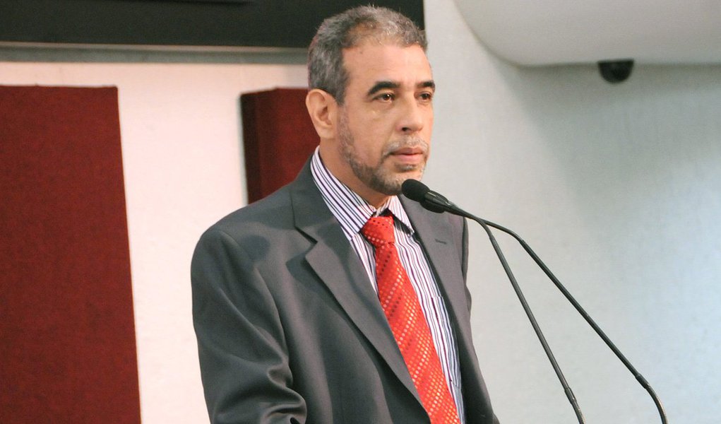 Depois de integrar a gestão do prefeito Carlos Amastha (PSB) por quase três anos, o PT se prepara para ter candidatura própria a prefeito de Palmas novamente; o deputado estadual José Roberto será lançado pré-candidato do partido em evento nesta quinta-feira, 26, no auditorio da Assembleia; lançamento tem a chancela dos presidentes estadual do PT, Júlio César Brasil, e metropolitano, George Brito; "Se eu tiver o apoio das instâncias do Partido dos Trabalhadores e de sua base, se não me deixarem falando sozinho, pois ninguém é candidato de si só, serei candidato. Se for para ir à campanha, vamos para a campanha", comentou o deputado (Foto: Aquiles Lins) Depois de integrar a gestão do prefeito Carlos Amastha (PSB) por quase três anos, o PT se prepara para ter candidatura própria a prefeito de Palmas novamente; o deputado estadual José Roberto será lançado pré-candidato do partido em evento nesta quinta-feira, 26, no auditorio da Assembleia; lançamento tem a chancela dos presidentes estadual do PT, Júlio César Brasil, e metropolitano, George Brito; "Se eu tiver o apoio das instâncias do Partido dos Trabalhadores e de sua base, se não me deixarem falando sozinho, pois ninguém é candidato de si só, serei candidato. Se for para ir à campanha, vamos para a campanha", comentou o deputado