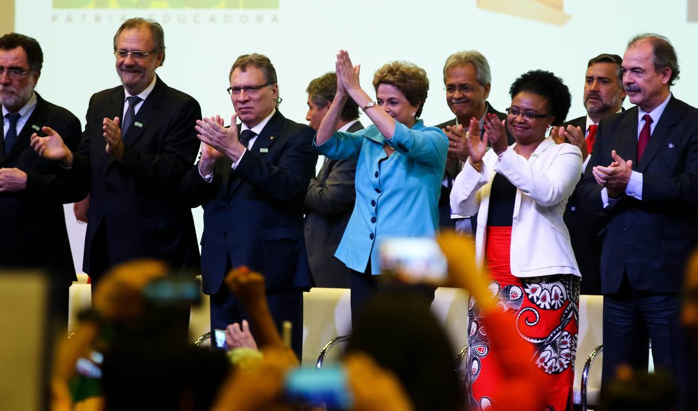 Coros de "Não vai ter golpe, vai ter luta", "Fora Cunha" e "Olê, olê, olá, Dilma, Dilma" eram entoados pelos presentes à Conferência de Direitos Humanos, em Brasília; antes mesmo de Dilma chegar ao evento, os oradores falavam contra o processo de impeachment, cuja abertura foi aprovada pela Câmara dos Deputados, na semana passada, e agora está em discussão em comissão especial do Senado (Foto: Valter Lima) Coros de "Não vai ter golpe, vai ter luta", "Fora Cunha" e "Olê, olê, olá, Dilma, Dilma" eram entoados pelos presentes à Conferência de Direitos Humanos, em Brasília; antes mesmo de Dilma chegar ao evento, os oradores falavam contra o processo de impeachment, cuja abertura foi aprovada pela Câmara dos Deputados, na semana passada, e agora está em discussão em comissão especial do Senado