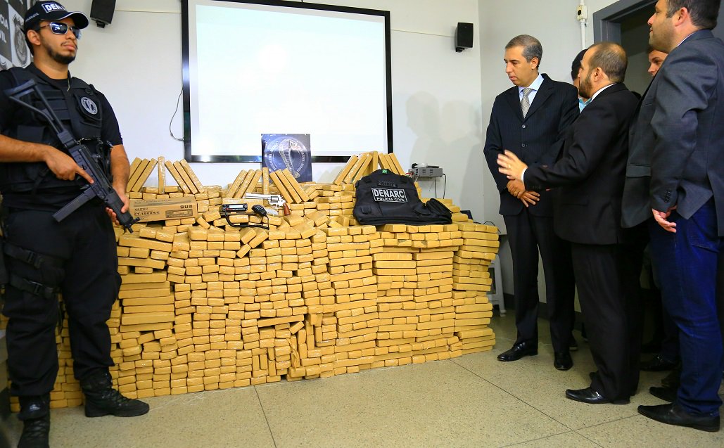 A Polícia Civil, por meio da Delegacia Estadual de Repressão a Narcóticos (Denarc), apresentou nesta quinta-feira, apreensão de cerca de 1,5 tonelada de maconha; um homem de 45 anos foi preso em flagrante em uma caminhonete com a droga na BR-060, próximo ao município de Posselândia, na Região Central do Estado; ele vinha do estado de Mato Grosso do Sul, e foi detido na tarde de quarta-feira; polícia chegou até o suspeito após dois meses de investigações (Foto: José Barbacena) A Polícia Civil, por meio da Delegacia Estadual de Repressão a Narcóticos (Denarc), apresentou nesta quinta-feira, apreensão de cerca de 1,5 tonelada de maconha; um homem de 45 anos foi preso em flagrante em uma caminhonete com a droga na BR-060, próximo ao município de Posselândia, na Região Central do Estado; ele vinha do estado de Mato Grosso do Sul, e foi detido na tarde de quarta-feira; polícia chegou até o suspeito após dois meses de investigações