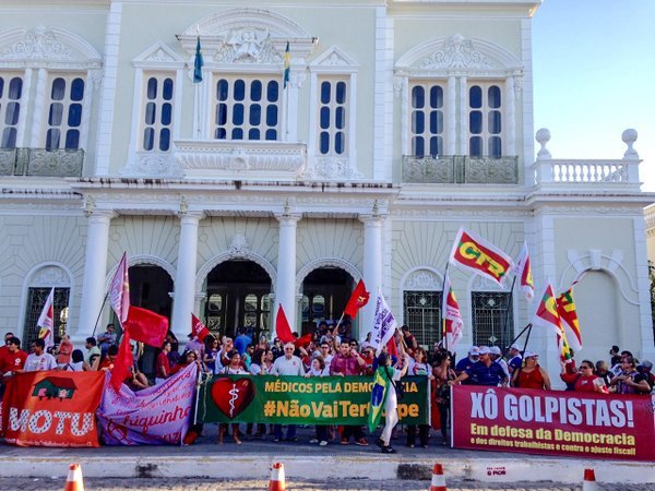 Manter a presença nas praças, nas ruas e nas redes e garantir uma ampla mobilização nos dias que antecedem a votação da malfadada proposta na Câmara dos Deputados é a tarefa primordial do momento. Vamos continuar pressionando para que as forças do atraso, do ódio e do rancor retornem ao limbo da história, de onde nunca deveriam ter saído (Foto: Alberto Cantalice) Manter a presença nas praças, nas ruas e nas redes e garantir uma ampla mobilização nos dias que antecedem a votação da malfadada proposta na Câmara dos Deputados é a tarefa primordial do momento. Vamos continuar pressionando para que as forças do atraso, do ódio e do rancor retornem ao limbo da história, de onde nunca deveriam ter saído